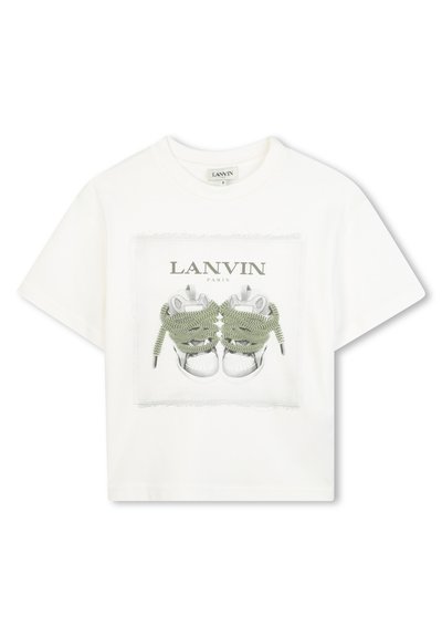 Biała bawełniana koszulka z grafiką zielonych sneakersów. Wzór zawiera prostokątną ramkę oraz postrzępione krawędzie.