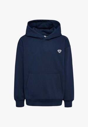 Deux enfants portant des sweats à capuche bleu marine assortis et des pantalons, debout côte à côte devant un fond uni.