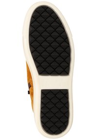 Zapatilla de ante beige con una media suela de goma blanca y una suela exterior de goma negra texturizada que presenta un patrón de diamante para mayor tracción. Detalle de cremallera lateral.