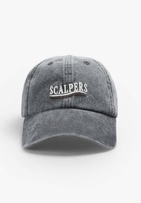 Gorra de béisbol de tela gris con el logo bordado "SCALPERS" en blanco y un delgado acento de color. Visera curva y material texturizado.