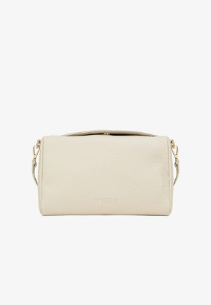 Krémová kožená taška s texturovaným povrchem, obdélníkový tvar, uzavření na horním zipu a odnímatelný pás v zlatém tónu. Diskrétní logo na přední straně.