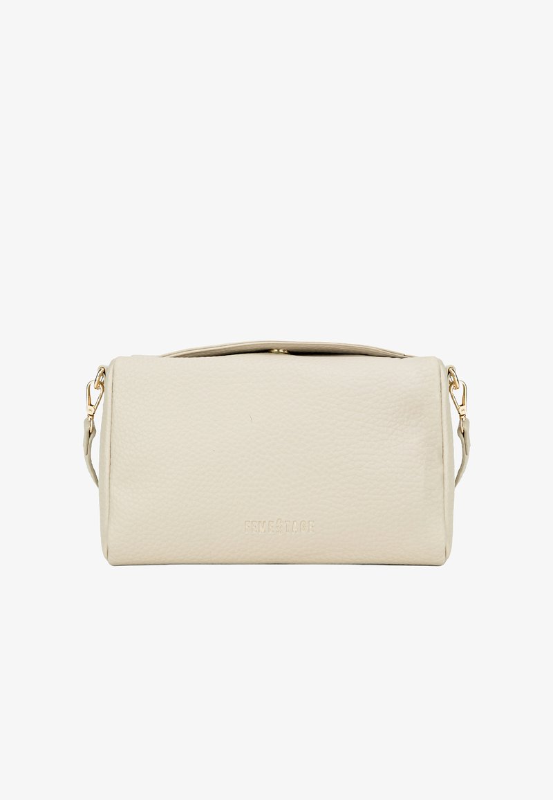 Borsa in pelle crema con finitura testurizzata, forma rettangolare, chiusura superiore con zipper e tracolla staccabile in tono dorato. Logo sottile sul davanti.