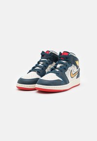 Jordan AIR JORDAN 1 MID SE UNISEX - Basketsko - armory navy/metallic gold/pale ivory/sport red/black