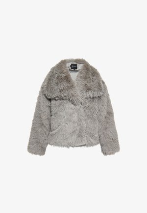 Šedá umělá kožešinová bunda s krátkým střihem, širokým límcem a dlouhými rukávy. Má měkký, texturovaný vnější povrch a hladkou podšívku.