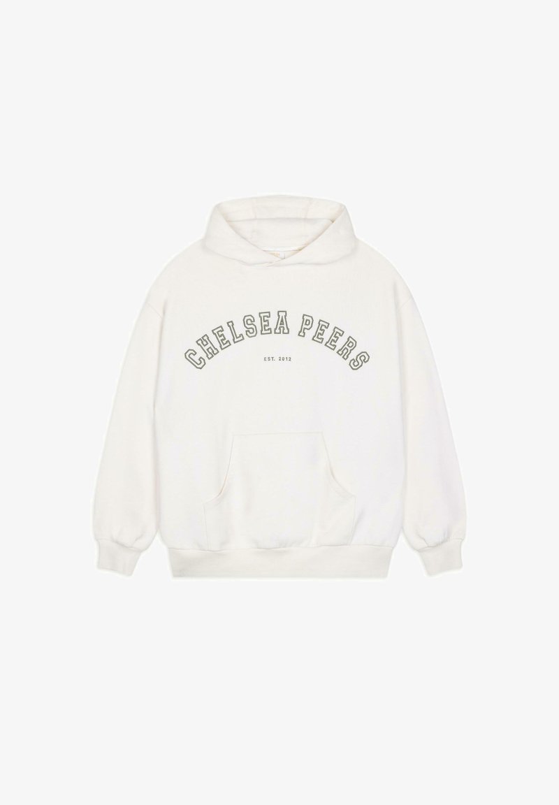 Hvid hoodie med en kengurulomme; har "CHELSEA PEERS" i buet tekst og "EST. 2012" i mindre skrifttype. Blød stofstruktur.