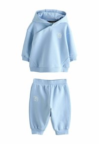 Jasnoniebieska bawełniana bluza z kapturem i krótkimi rękawami, zdobiona haftowanym logo. Do kompletu pasują jasnoniebieskie szorty.
