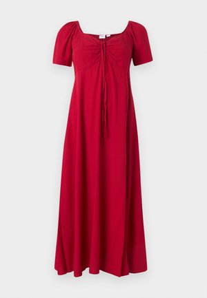 Κόκκινο μάξι φόρεμα με κοντά φουσκωτά μανίκια, τετράγωνη λαιμόκοψη, σούρες στο στήθος και μπροστινή λεπτομέρεια με δ έσιμο, παρουσιάζεται σε απλό φόντο.
