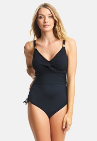Maillot de bain une pièce noir avec un haut texturé, un design à l'avant torsadé, des bretelles réglables et des liens sur les côtés pour un ajustement personnalisable. Détails dorés sur les bretelles.
