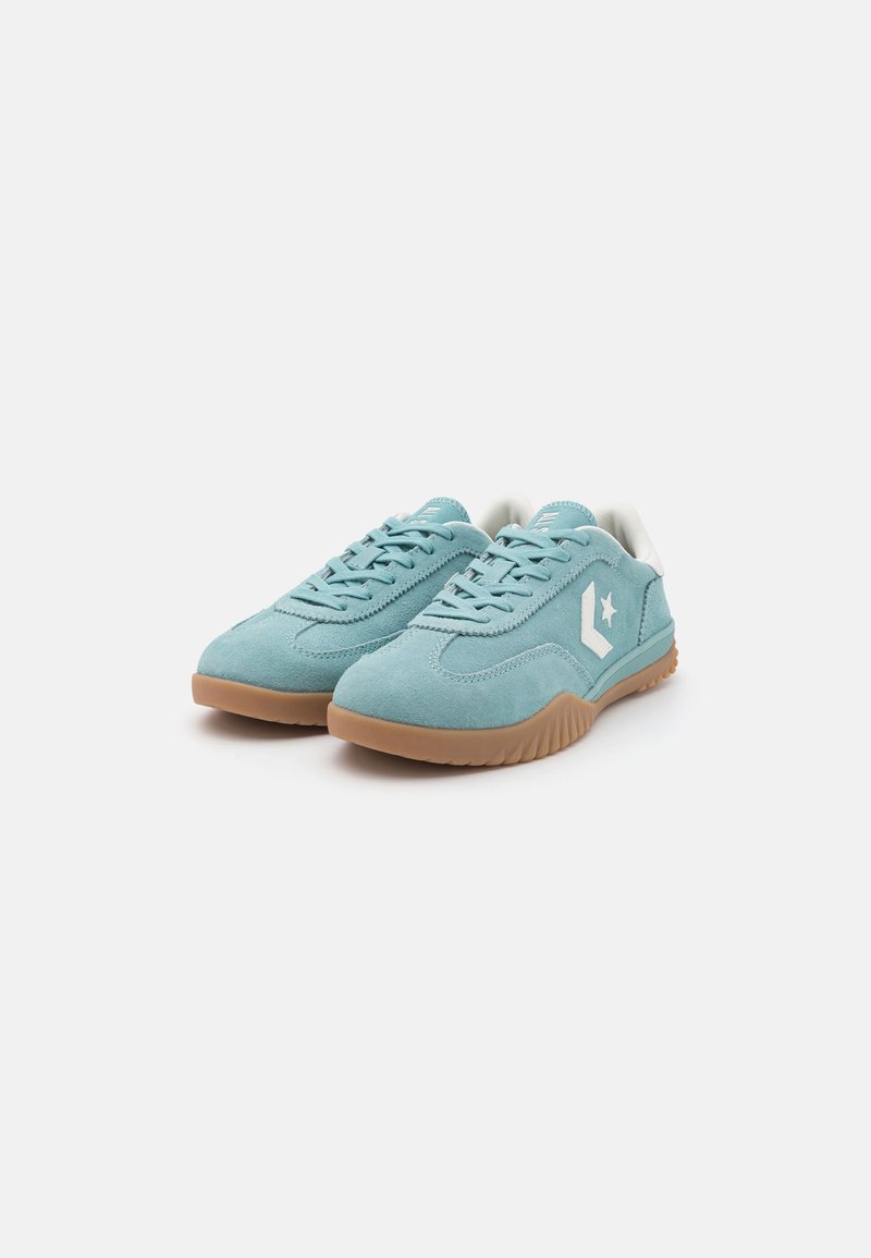 Baskets en suède bleu clair avec un logo d'étoile blanche, design à lacets et une semelle en caoutchouc texturée de couleur tan contrastante.