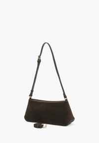 Brązowa zamszowa torebka o zaokrąglonym kształcie, z pojedynczym regulowanym paskiem i płaskim dnem. Ozdobiona złotymi elementami przy mocowaniu paska.