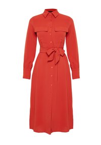 Rød skjortekjole lavet af glat stof. Har krave, knaplukning foran, lange ærmer, to brystlommer og en taljebånd.