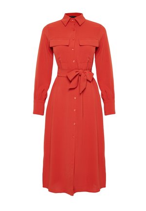 Rode shirtdress gemaakt van soepel materiaal. Bevat een kraag, knoopsluiting aan de voorkant, lange mouwen, twee borstzakken en een tailleband.