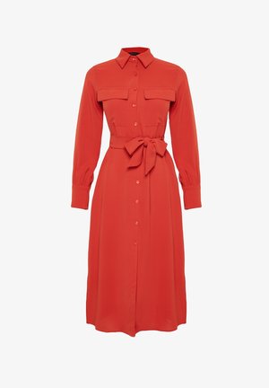 Rotes Hemdkleid aus glattem Stoff. Mit Kragen, durchgehender Knopfleiste, langen Ärmeln, zwei Brusttaschen und einem Taillengürtel.
