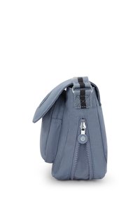 Borsa a tracolla compatta in tessuto blu con patta frontale, tasca laterale con zip e tracolla regolabile con striscia nera.