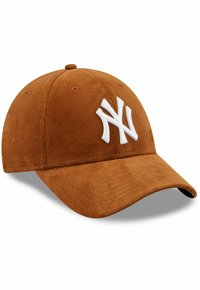 Braune Cord-Baseballmütze mit gebogenem Schirm, auf der Vorderseite mit einem weißen gestickten Logo und einer strukturierten Oberfläche.