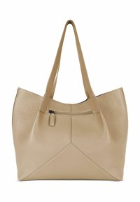 Beige leren tote bag met gestructureerde oppervlakte, driehoekig bodemontwerp, dubbele handvatten, voorzak met rits en minimalistische accenten.