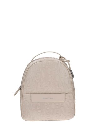 Piccolo zaino beige impresso con ripetuto logo "Armani Exchange" e una tasca frontale con una placchetta argentata del logo Armani Exchange.