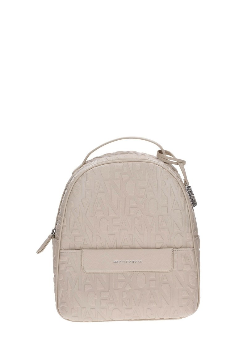 Piccolo zaino beige impresso con ripetuto logo "Armani Exchange" e una tasca frontale con una placchetta argentata del logo Armani Exchange.