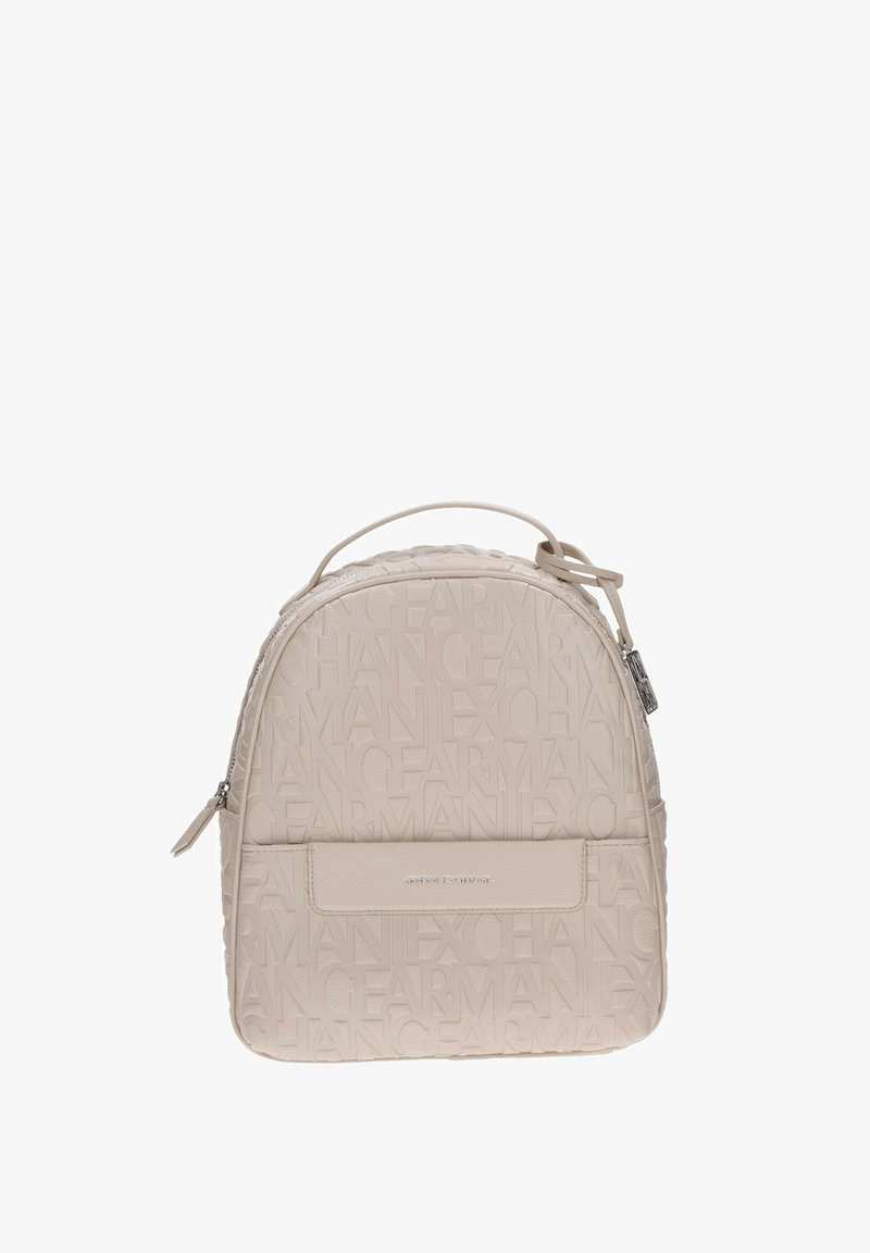 Piccolo zaino beige impresso con ripetuto logo "Armani Exchange" e una tasca frontale con una placchetta argentata del logo Armani Exchange.