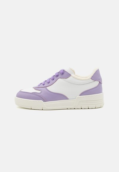 Baskets avec une base en cuir blanc, des accents lavande clair, une semelle texturée et des lacets ronds. Doublure intérieure douce pour un confort optimal.