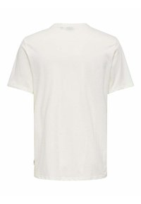 Camiseta blanca de algodón de mangas cortas, cuello redondo y ajuste relajado. Textura suave, diseño liso y sin patrones ni acentos visibles.