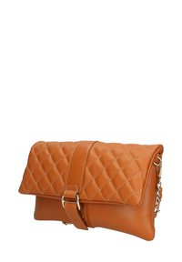 Clutch in pelle marrone trapuntata con chiusura a pattina, dettagli cuciti e tracolla in metallo dorato per opzioni di trasporto versatili.