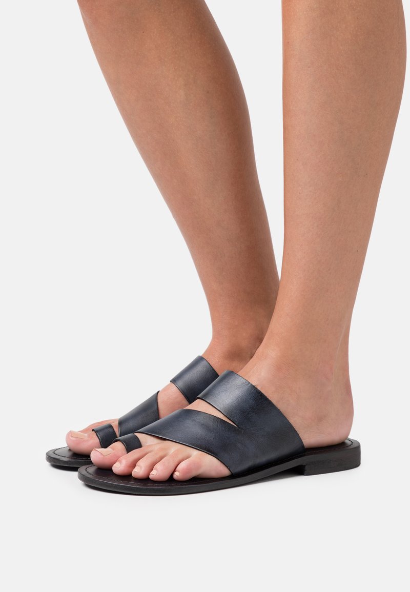 columbia toe loop sandals