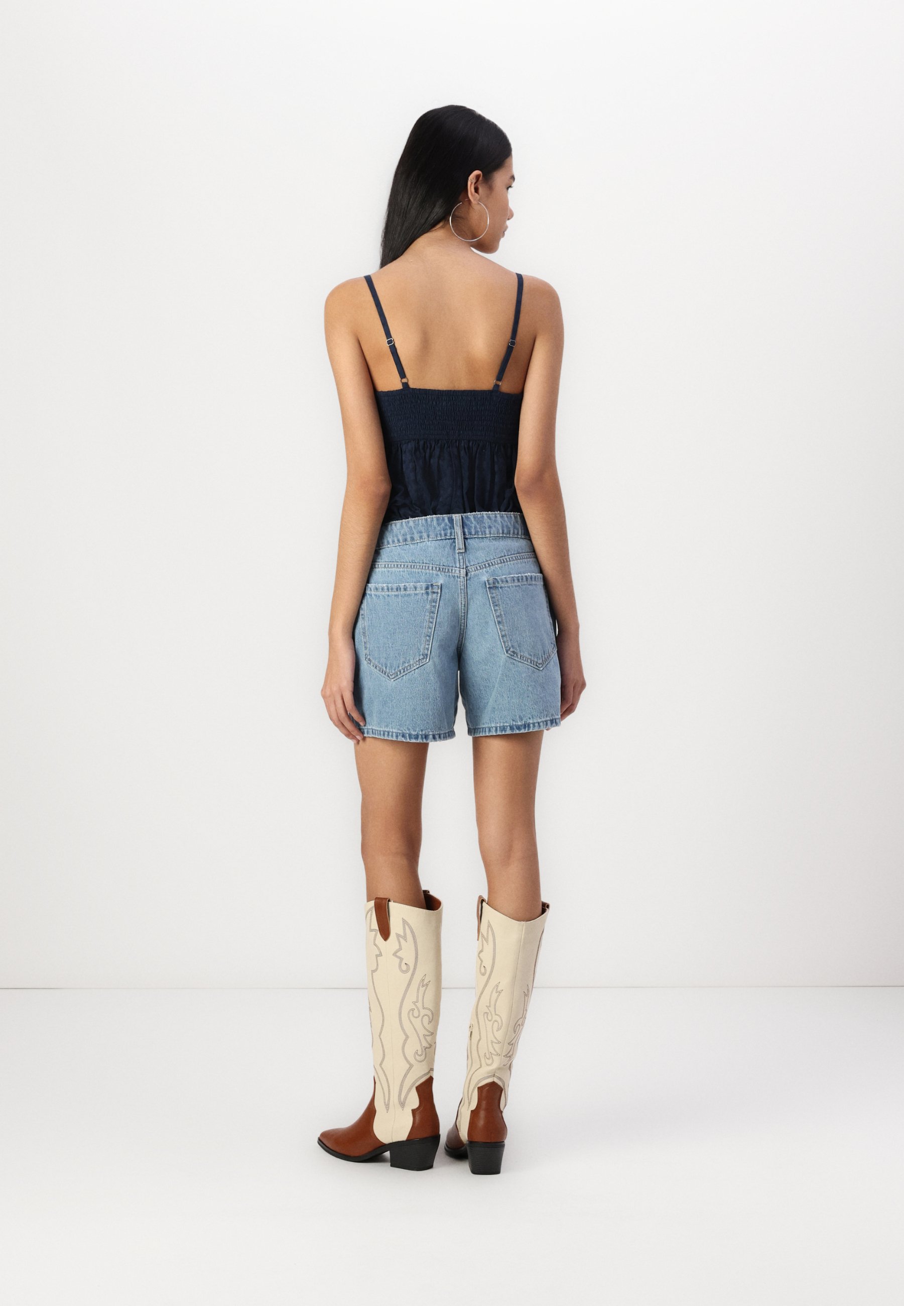 Hollister Co. Low-Rise Medium Wash Baggy Denim Shorts 5