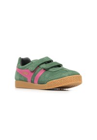 Sneaker verde in suede con accenti rosa, doppie chiusure in Velcro e suola in gomma texturizzata, con logo sul lato.