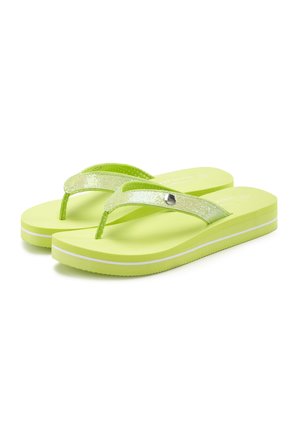 Paar limettengrüne Flip-Flops mit strukturierten Riemen, kleinem Metallakzent und weißem Streifen auf dicken Sohlen, auf weißem Hintergrund präsentiert.