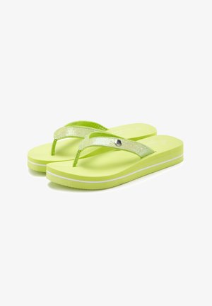 Paar limettengrüne Flip-Flops mit strukturierten Riemen, kleinem Metallakzent und weißem Streifen auf dicken Sohlen, auf weißem Hintergrund präsentiert.