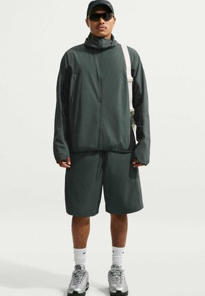 Nike Sportswear, M NK DF TECH HELIOS SUN LS SHL - Chaqueta de entretiempo - camo green black black