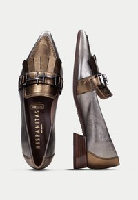 Puntige schoenen in metallic brons en zilverleer, met een decoratieve band met gespsluiting, franjes en blokhak.