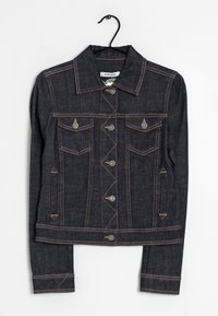 Chaqueta de mezclilla oscura con cuello, mangas largas, dos bolsillos en el pecho y botones en tono plateado; detalles de costura en contraste en naranja por todo el diseño.