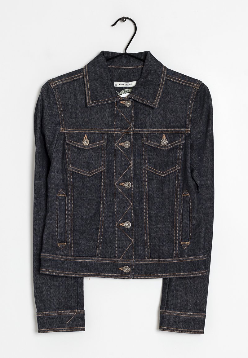 Chaqueta de mezclilla oscura con cuello, mangas largas, dos bolsillos en el pecho y botones en tono plateado; detalles de costura en contraste en naranja por todo el diseño.