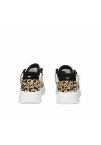 Sneakers con stampa leopardata nero e marrone, caratterizzati da una suola bianca e un accentuato in catena dorata sul tallone. Tessuto testurizzato con una finitura liscia.