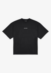 Svart t-shirt i bomull med rund halsringning och korta ärmar. Har en liten vit logotyp centrerad på bröstet. Slät textur.