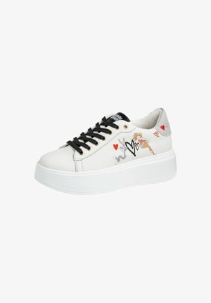 Sneakers platform bianchi in pelle liscia, con lacci neri, occhielli dorati e personaggi dei cartoni animati stampati con cuori rossi.