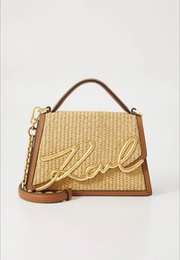 Punottu olkalaukku, jossa on kultainen "Karl"-logo, ruskeat nahkaoksat, jämäkkä muotoilu, päällimmäinen kahva ja irrotettava ketjuhihna.