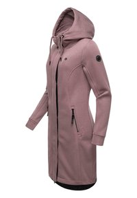 Lange roze gewatteerde jas met capuchon, gemaakt van textuurstof, voorzien van ritszakken, een zwart accentlogo en een hoge nek voor extra warmte.