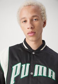 Puma FOR THE FANBASE VARSITY - Bombejakke - black