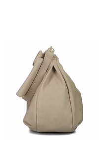 Borsa in pelle beige con una forma morbida e arrotondata e design plissettato. Presenta una larga tracolla e dettagli in hardware dorato.