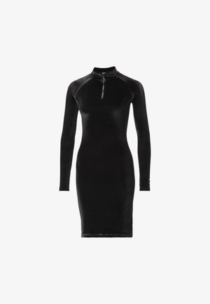 Abito in velluto nero con colletto alto, maniche lunghe e chiusura con zip sul fronte. Silhouette aderente con una leggera lucentezza.