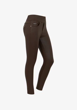Leggings marroni con una texture liscia e elasticizzata, vita alta e una tasca sul retro. Dettaglio del logo ben visibile sulla vita.