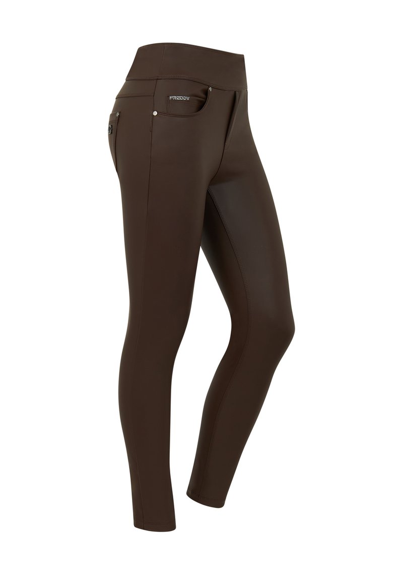 Leggings marroni con una texture liscia e elasticizzata, vita alta e una tasca sul retro. Dettaglio del logo ben visibile sulla vita.