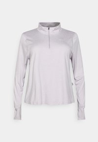 Hellgraues langärmliges Sportoberteil mit halbseitigem Reißverschlusskragen, das eine glatte Textur und das Nike-Logo auf der Brust aufweist. Einfaches, minimalistisches Design.