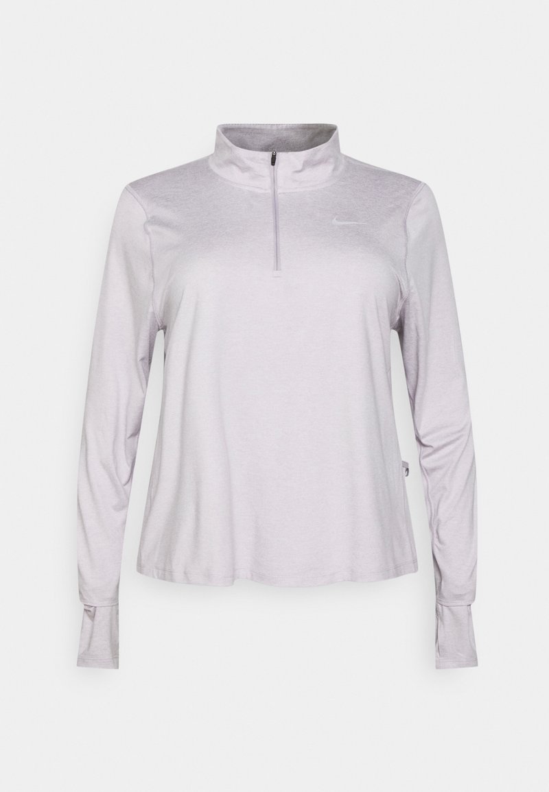 Hellgraues langärmliges Sportoberteil mit halbseitigem Reißverschlusskragen, das eine glatte Textur und das Nike-Logo auf der Brust aufweist. Einfaches, minimalistisches Design.