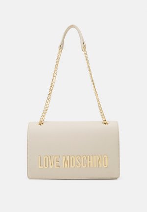 Borsa a tracolla in pelle beige con catena dorata e "LOVE MOSCHINO" impresso in grandi lettere. Texture liscia e forma rettangolare.
