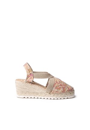 Sandale espadrille à talon compensé avec des brides en tissu beige et broderies florales, dotée d'une semelle en jute tressé et d'un design à bout fermé.