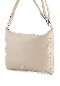 Beige leren schoudertas met een textuur, zilveren studs langs één rand en twee verstelbare banden met metalen haken.